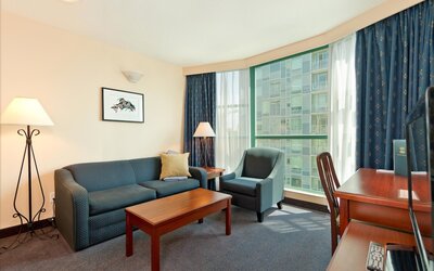 Rosedale On Robson Suite Hotel