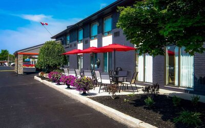 Comfort Inn Belleville’s exterior has shaded tables and chairs for outside dining and socializing.
