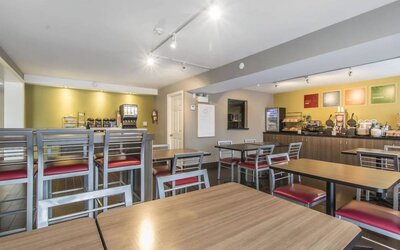 The hotel’s breakfast dining area has a range of table sizes and both standard and tall chairs.