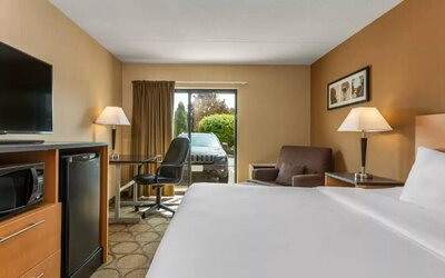 Comfort Inn Gatineau guest room, featuring large window as well as an armchair.