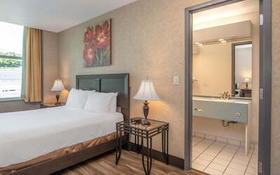 Coast Lonsdale Quay Hotel