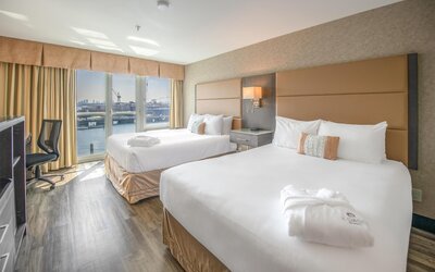 Coast Lonsdale Quay Hotel
