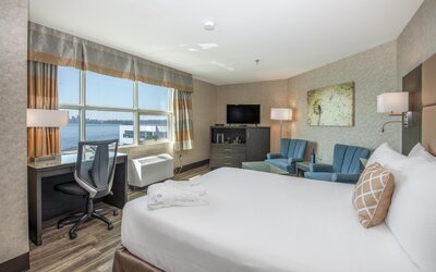 Coast Lonsdale Quay Hotel
