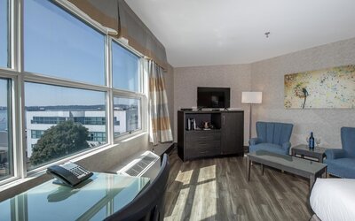 Coast Lonsdale Quay Hotel