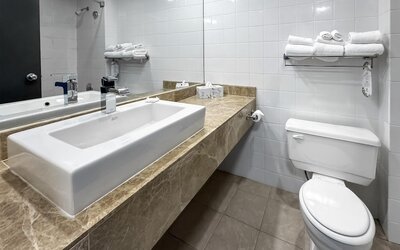 Coast Lonsdale Quay Hotel