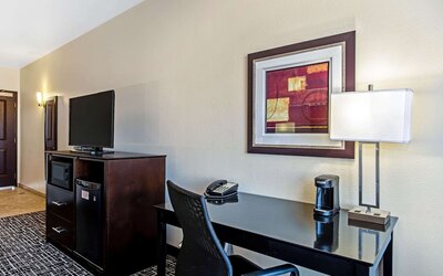 La Quinta Inn & Suites by Wyndham Denver Gateway Park
