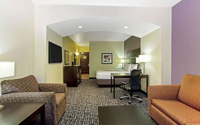 La Quinta Inn & Suites by Wyndham Denver Gateway Park