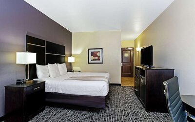 La Quinta Inn & Suites by Wyndham Denver Gateway Park