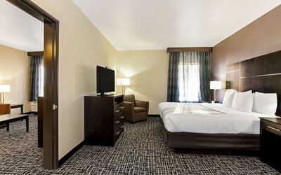 La Quinta Inn & Suites by Wyndham Denver Gateway Park