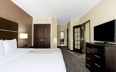La Quinta Inn & Suites by Wyndham Denver Gateway Park