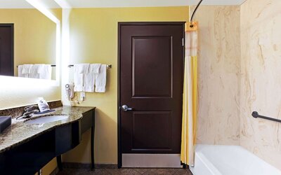 La Quinta Inn & Suites by Wyndham Denver Gateway Park