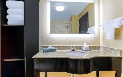 La Quinta Inn & Suites by Wyndham Denver Gateway Park