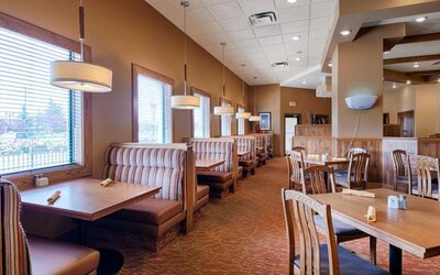 The hotel’s Daltons Restaurant has booth and free table seating, and carpet underfoot.