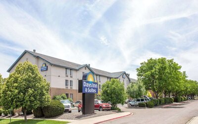 Days Inn & Suites by Wyndham Denver International Airport
