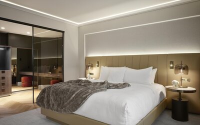 Vogue Hotel Montreal Downtown, Curio Collection by Hilton