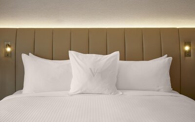 Vogue Hotel Montreal Downtown, Curio Collection by Hilton