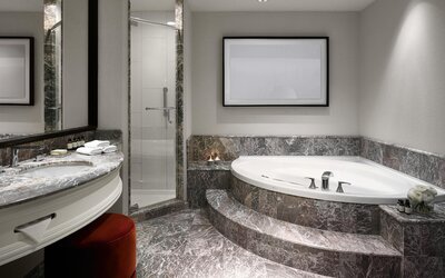 Vogue Hotel Montreal Downtown, Curio Collection by Hilton