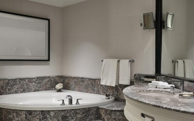 Vogue Hotel Montreal Downtown, Curio Collection by Hilton