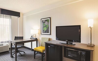 La Quinta Inn & Suites by Wyndham Denver Airport DIA