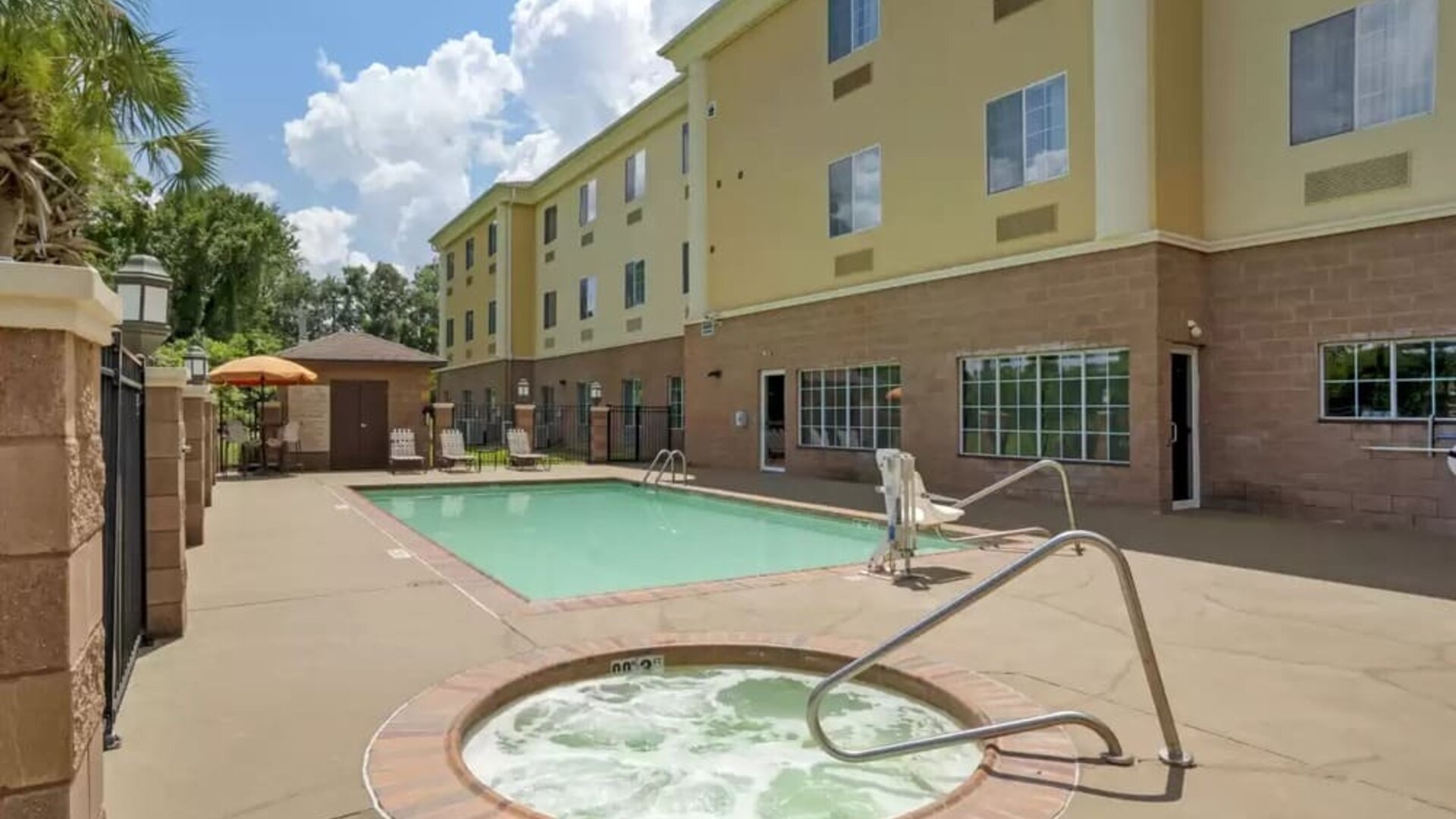 Outdoor hot tub at Comfort Suites Alexandria, LA.