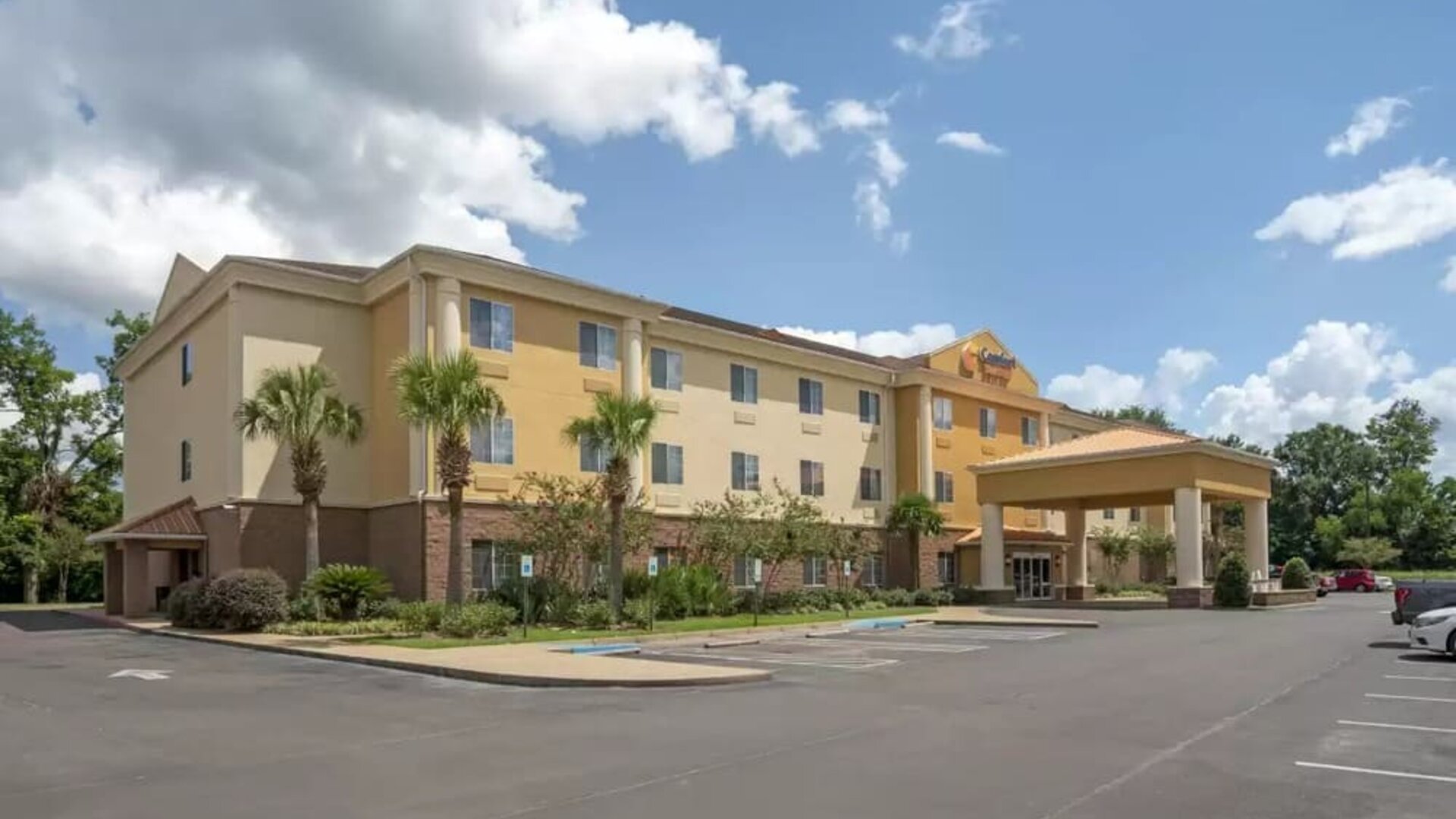 Parking area available at Comfort Suites Alexandria, LA.