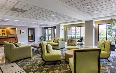 Lobby and coworking lounge at Comfort Inn Southwest At Westpark.