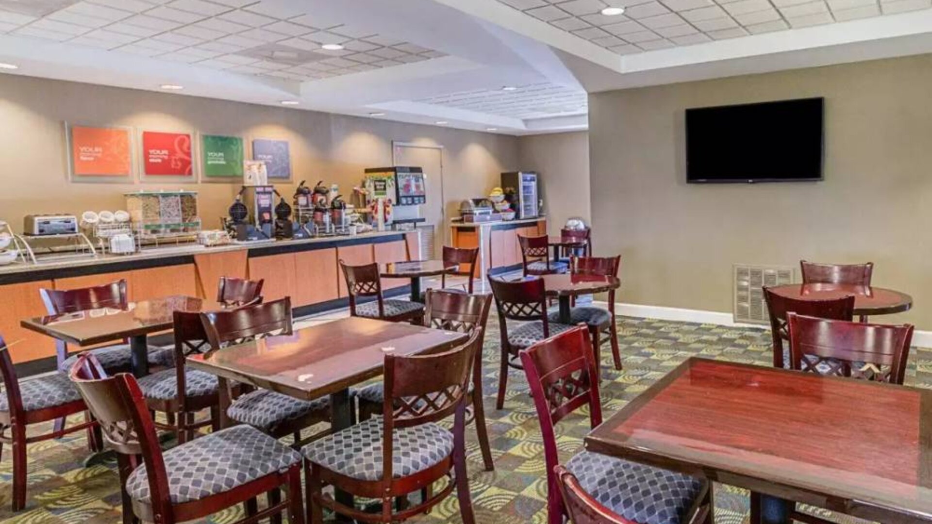 Dining area perfect for coworking at Comfort Inn Southwest At Westpark.