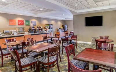 Dining area perfect for coworking at Comfort Inn Southwest At Westpark.