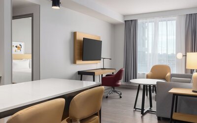 Staybridge Suites Montréal Airport - St-Laurent by IHG