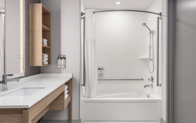 Staybridge Suites Montréal Airport - St-Laurent by IHG
