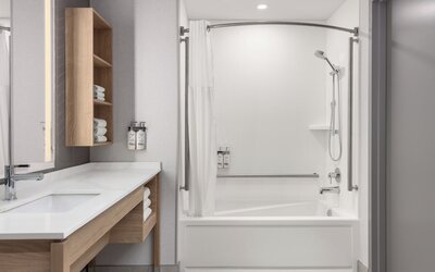 Staybridge Suites Montréal Airport - St-Laurent by IHG