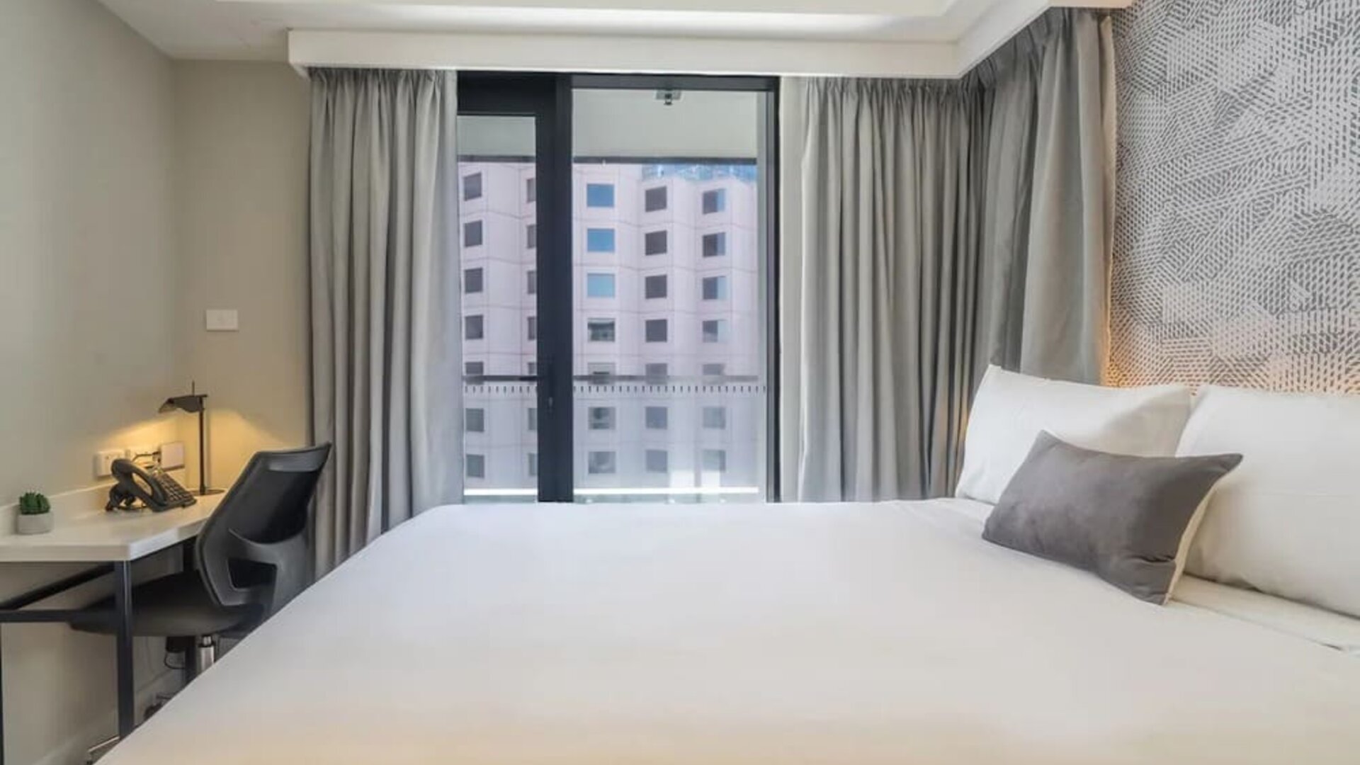 Comfortable delux king with work desk at Hotel Kith.