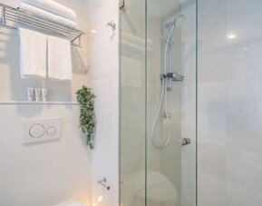Private guest bathroom with shower at Hotel Kith.