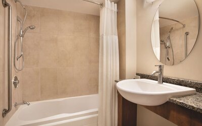 Embassy Suites Montréal by Hilton