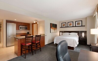 Embassy Suites Montréal by Hilton