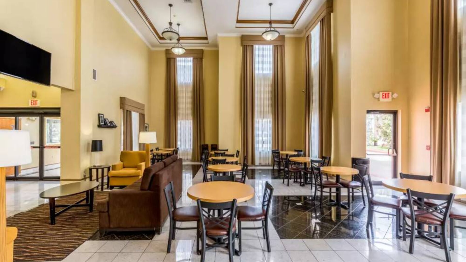 Dining area perfect for coworking at Sleep Inn & Suites Stafford - Sugar Land.