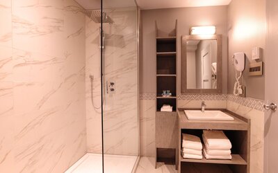 Le Chabrol Hotel & Suites