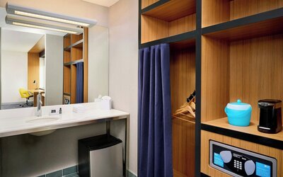 Aloft by Marriott Montreal Airport