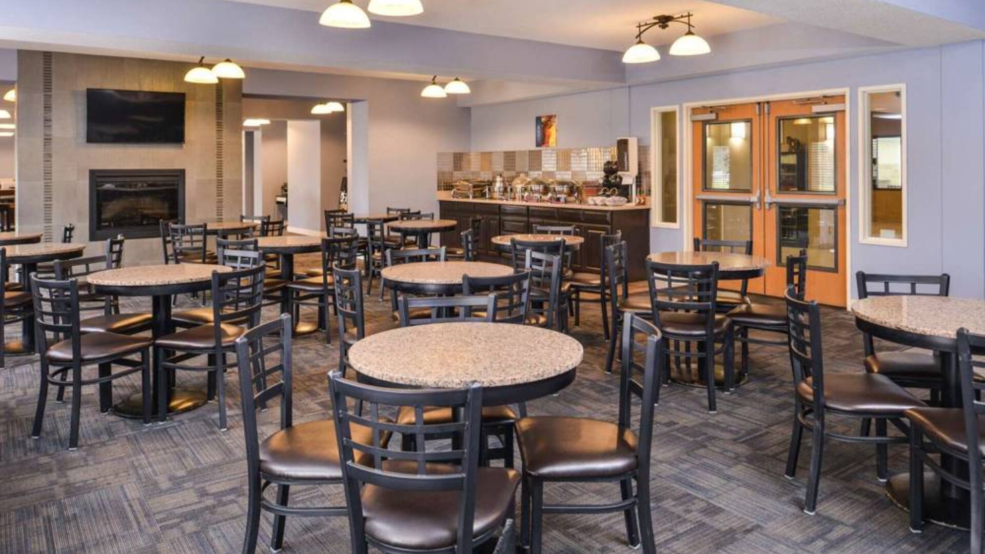 Dining area perfect for coworking at Best Western Plus Mountain View Auburn Inn.
