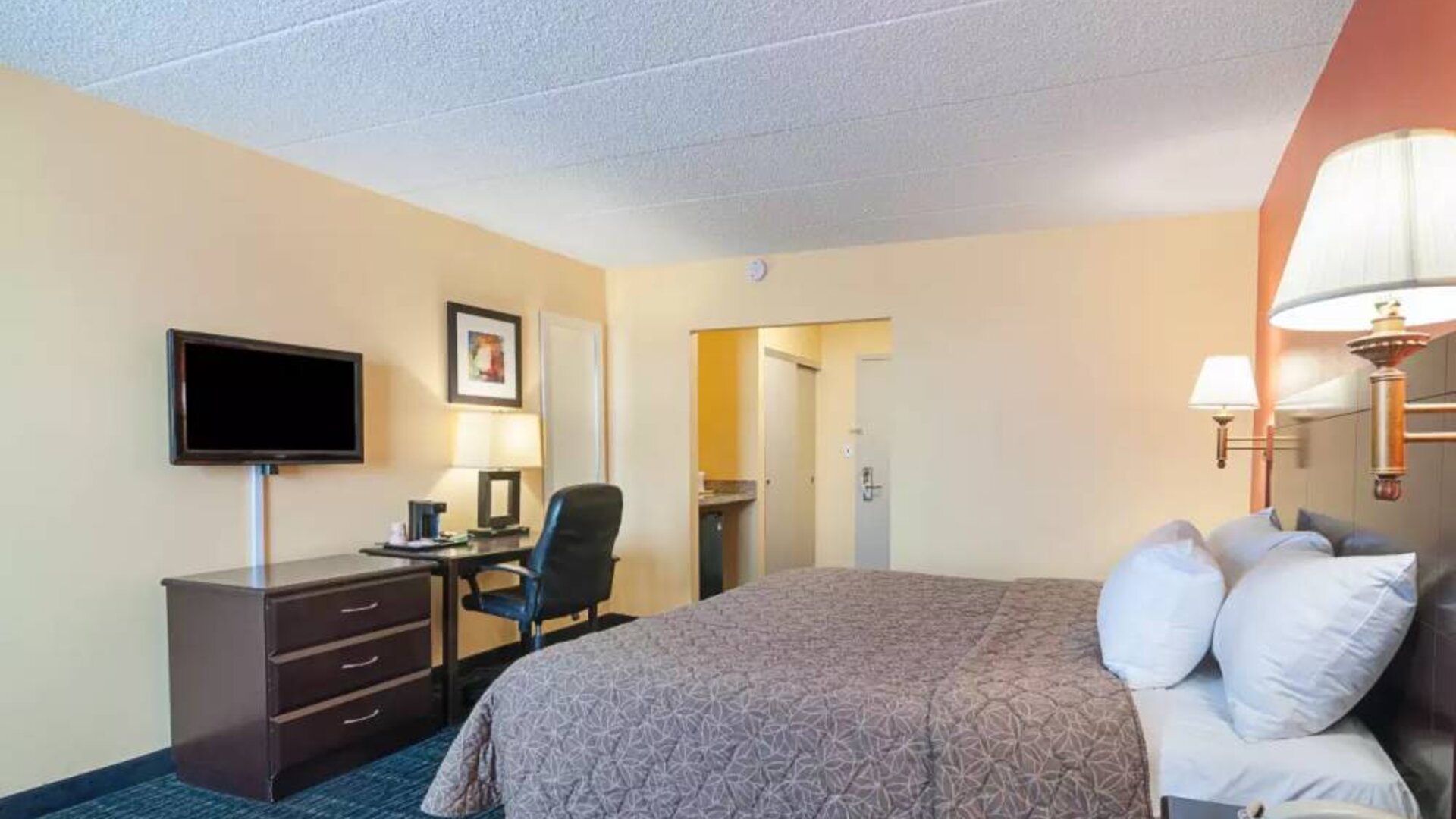 Day use room with work desk at Rodeway Inn Meadowlands.
