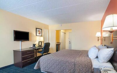 Day use room with work desk at Rodeway Inn Meadowlands.