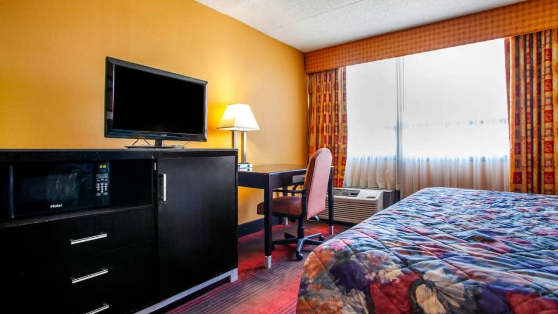 Day use room amenities at Rodeway Inn Meadowlands.