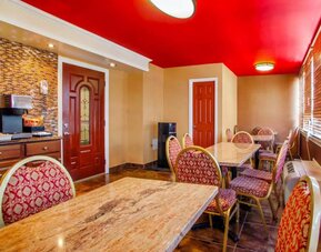 Dining area at Rodeway Inn Meadowlands.
