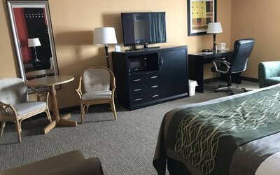 Work desk, TV, table and chairs inside day use room at Travelodge Absecon Atlantic City.