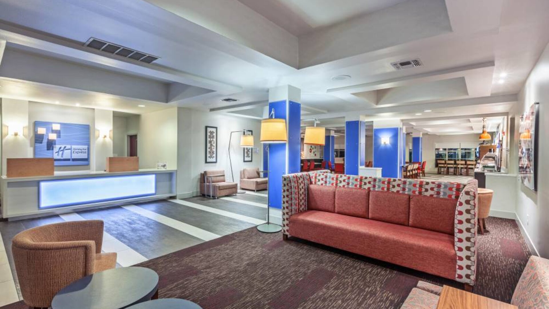 Lobby and coworking lounge at Holiday Inn Express & Suites Shreveport South - Park Plaza.
