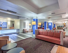 Lobby and coworking lounge at Holiday Inn Express & Suites Shreveport South - Park Plaza.