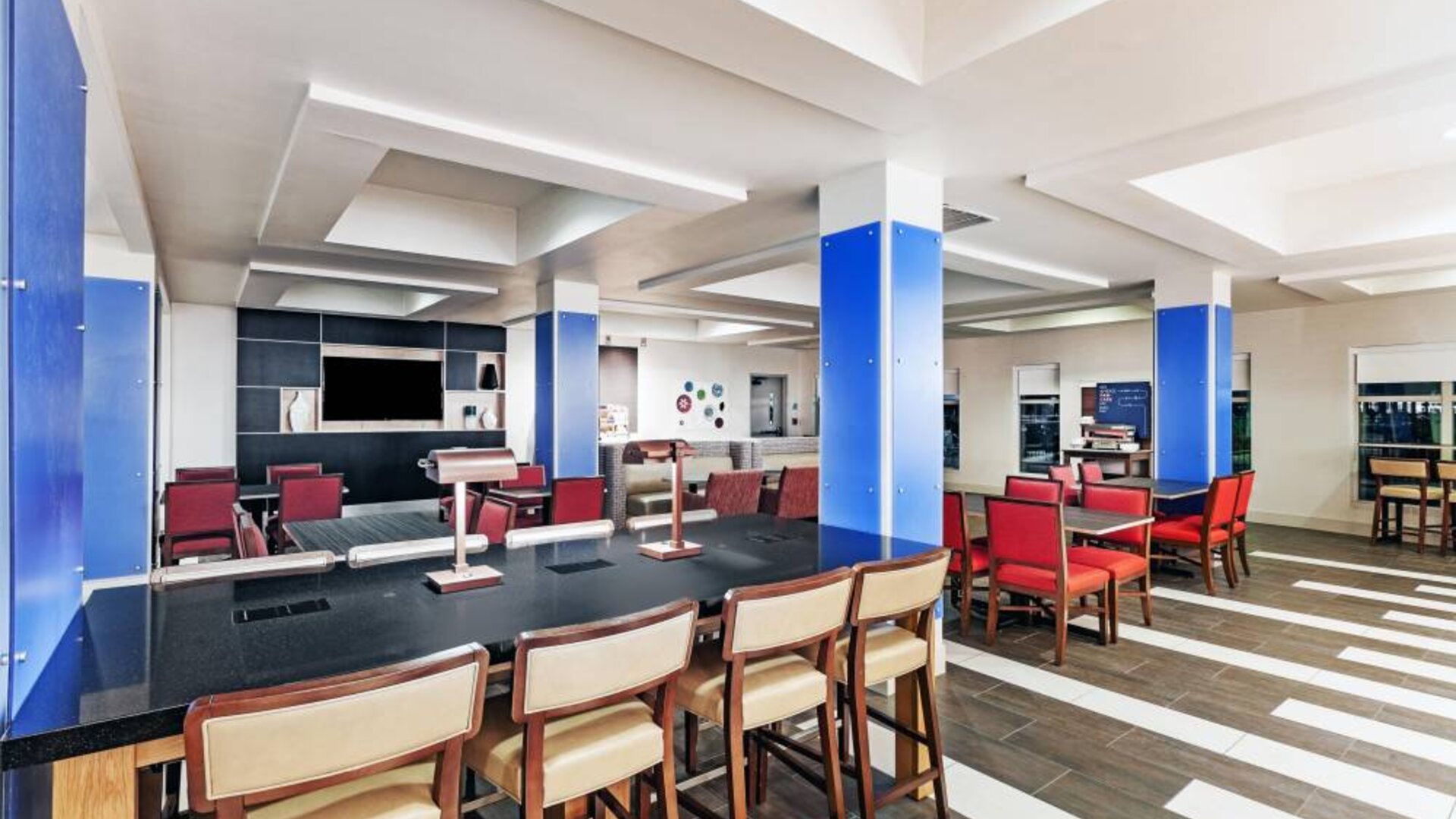 Dining area perfect for coworking at Holiday Inn Express & Suites Shreveport South - Park Plaza.