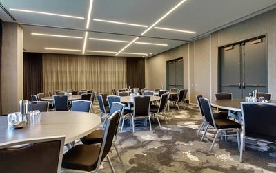 Large conference and meeting room at The Rose Hotel Chicago O’Hare, Tapestry Collection By Hilton.