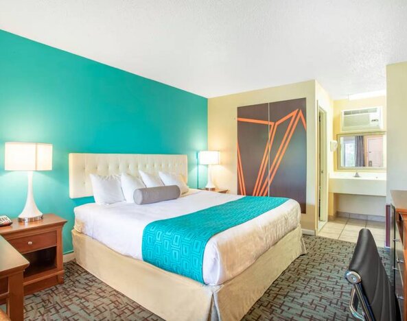 Day use room with natural light at Howard Johnson Express Inn - Rocky Hill.