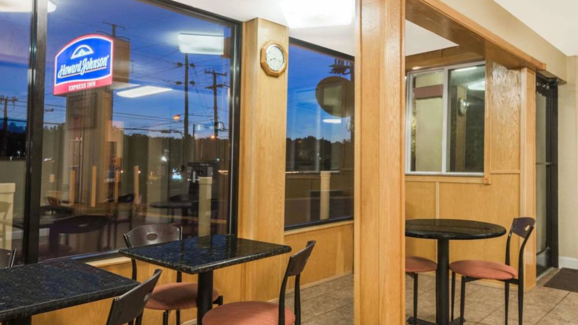 Dining area at Howard Johnson Express Inn - Rocky Hill.